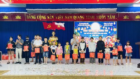 UBND phường Điện Bàn Đông phối hợp với Công ty Cổ phần AVATAR Đà Nẵng tổ chức chương trình trao tặng quà Trung thu cho trẻ em có hoàn cảnh khó khăn trên địa bàn phường nhân dịp Tết Trung thu năm 2026