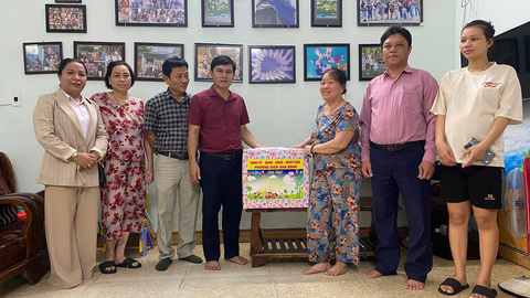Đoàn công tác phường Điện Bàn Đông thăm, tặng quà nhân dịp Tết Trung thu