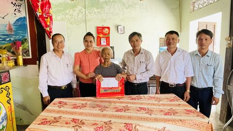 Lãnh đạo Đảng ủy - HĐND - UBND - Ủy ban MTTQ Việt Nam phường Điện Bàn Đông thăm, tặng quà người cao tuổi thuộc hộ nghèo, hộ cận nghèo