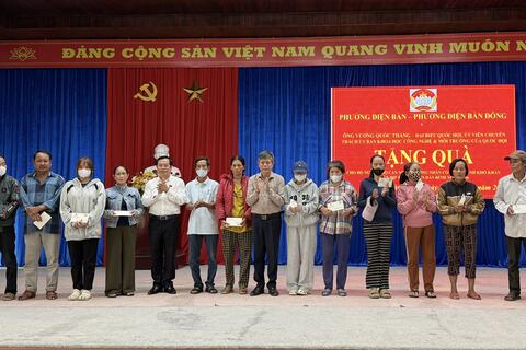 Ông Vương Quốc Thắng - Đại biểu Quốc hội khóa XV, Ủy viên Chuyên trách Ủy ban Khoa học, Công nghệ và Môi trường của Quốc hội thăm, tặng quà Tết cho hộ nghèo, gia đình chính sách tại phường Điện Bàn và Điện Bàn Đông