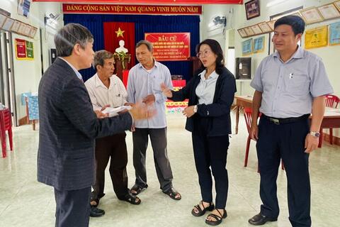 Đồng chí Bí thư Đảng ủy phường kiểm tra công tác chuẩn bị bầu cử đại biểu Quốc hội và HĐND các cấp nhiệm kỳ 2026-2031 tại các khu vực bỏ phiếu trên địa bàn phường