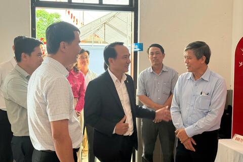 Phó Bí thư Thường trực Thành ủy Đà Nẵng Nguyễn Đình Vĩnh kiểm tra công tác chuẩn bị bầu cử tại phường Điện Bàn Đông