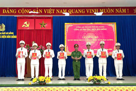 CÔNG AN PHƯỜNG ĐIỆN BÀN ĐÔNG TỔ CHỨC LỄ CÔNG BỐ QUYẾT ĐỊNH THĂNG CẤP BẬC HÀM, NÂNG BẬC LƯƠNG NĂM 2026
