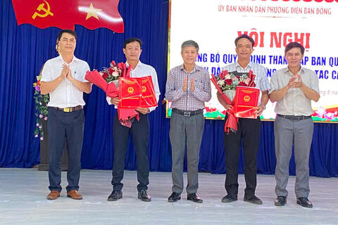 PHƯỜNG ĐIỆN BÀN ĐÔNG CÔNG BỐ QUYẾT ĐỊNH THÀNH LẬP BAN QUẢN LÝ DỰ ÁN ĐẦU TƯ XÂY DỰNG VÀ CÁC QUYẾT ĐỊNH VỀ CÔNG TÁC CÁN BỘ