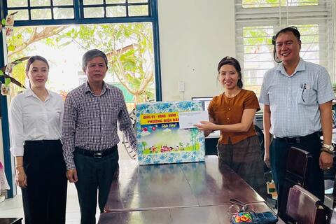Lãnh đạo Sở Y tế và phường Điện Bàn Đông thăm, tặng quà trẻ em nhân dịp Tết Trung thu năm 2026.