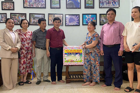 Đoàn công tác phường Điện Bàn Đông thăm, tặng quà nhân dịp Tết Trung thu