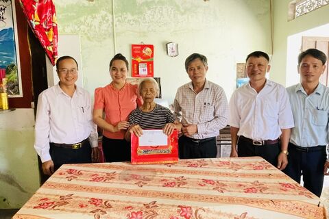 Lãnh đạo Đảng ủy - HĐND - UBND - Ủy ban MTTQ Việt Nam phường Điện Bàn Đông thăm, tặng quà người cao tuổi thuộc hộ nghèo, hộ cận nghèo