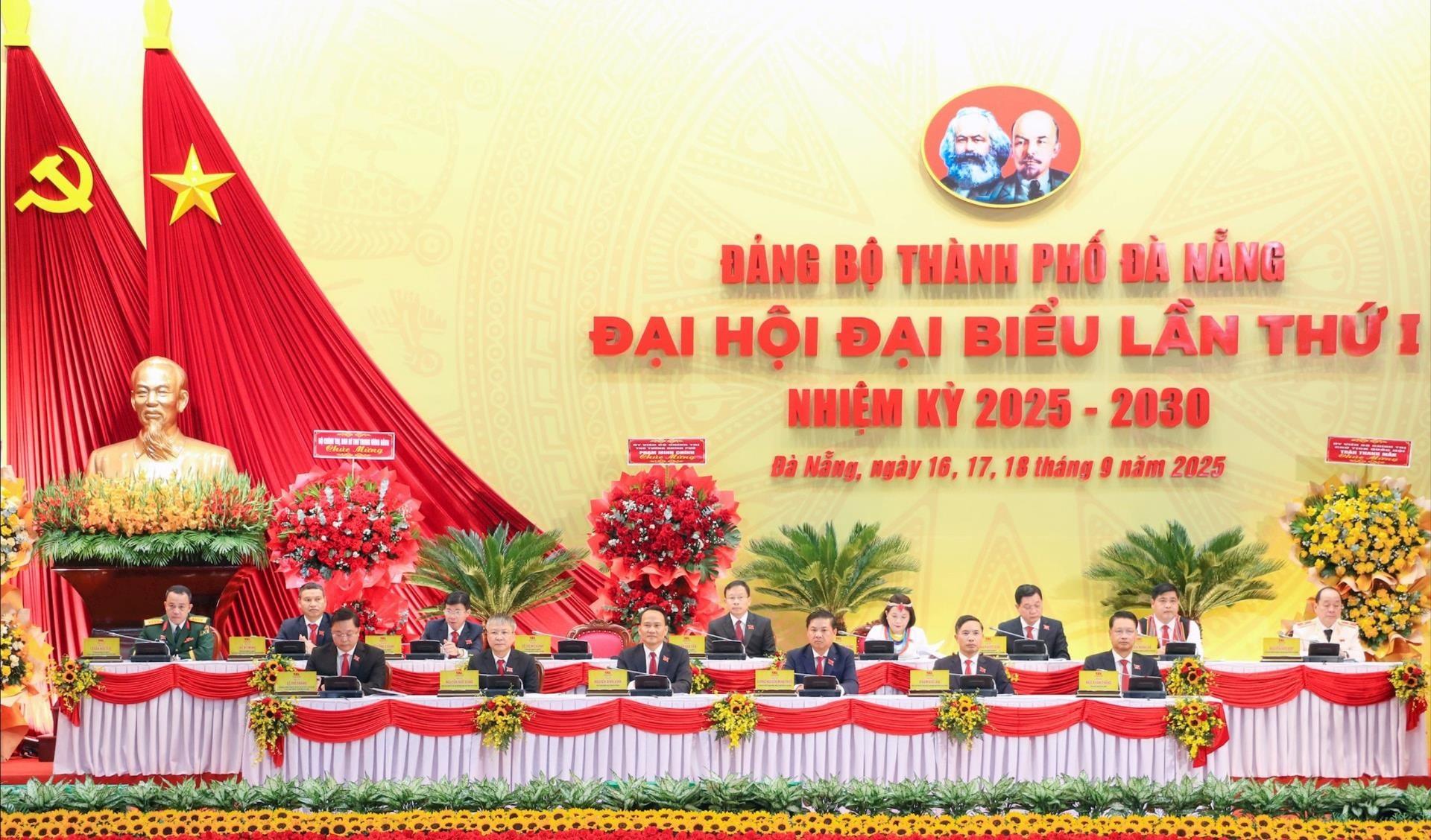 Đoàn Chủ tịch đại hội.