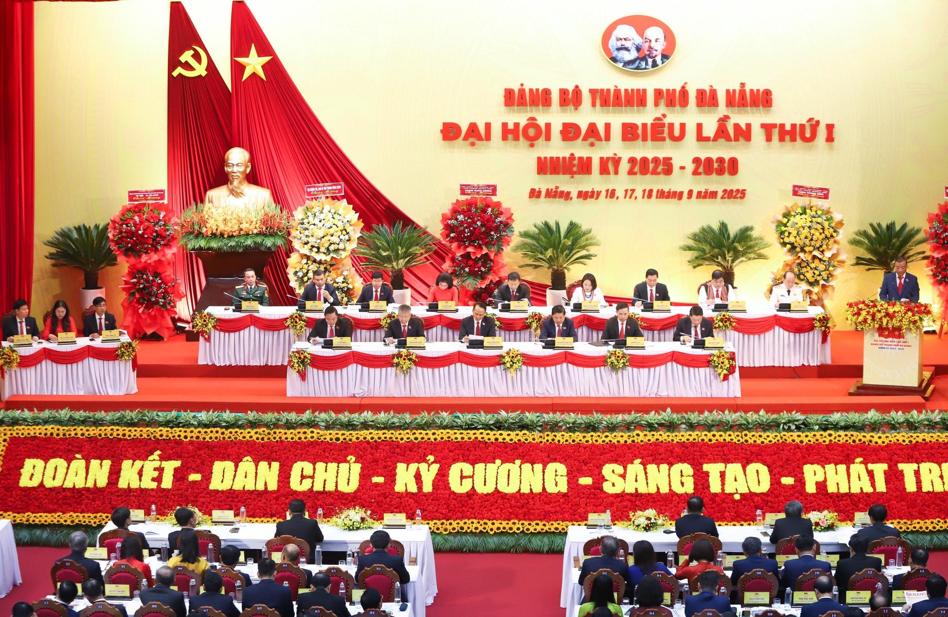 Quang cảnh phiên làm việc sáng 18/9 tại Đại hội đại biểu lần thứ I Đảng bộ thành phố nhiệm kỳ 2025 - 2030.