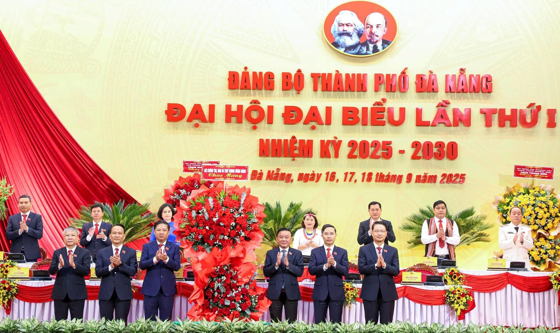 Thường trực Ban Bí thư Trung ương Đảng Trần Cẩm Tú (hàng đầu, thứ 3 phải sang) tặng hoa chúc mừng đại hội.