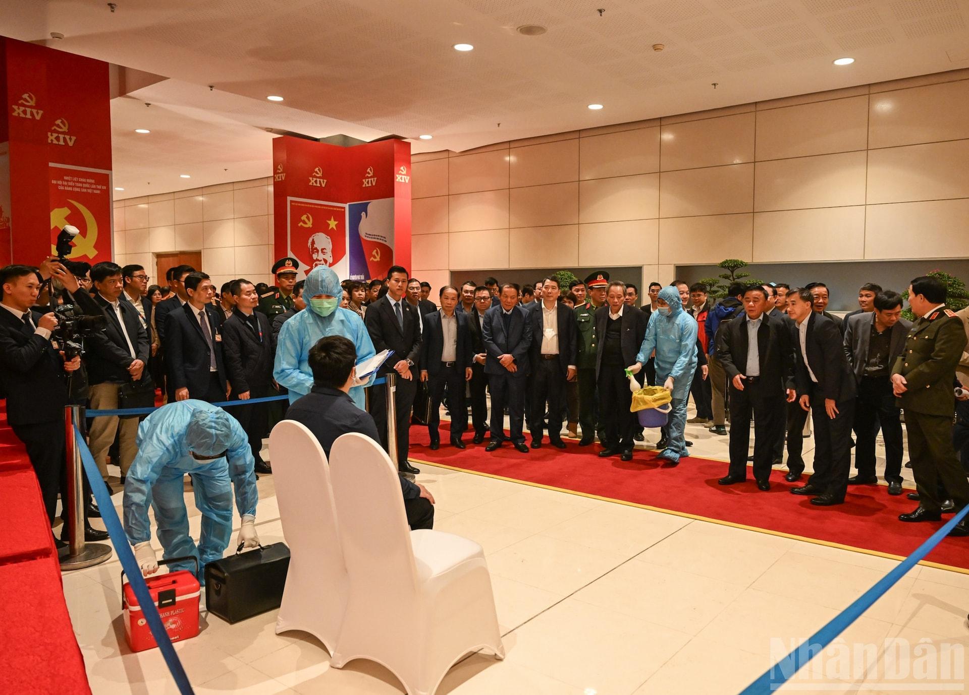 Thường trực Ban Bí thư Trần Cẩm Tú kiểm tra công tác y tế phục vụ Đại hội XIV. (Ảnh: DUY LINH) ndo_br_bnd-3974.jpg