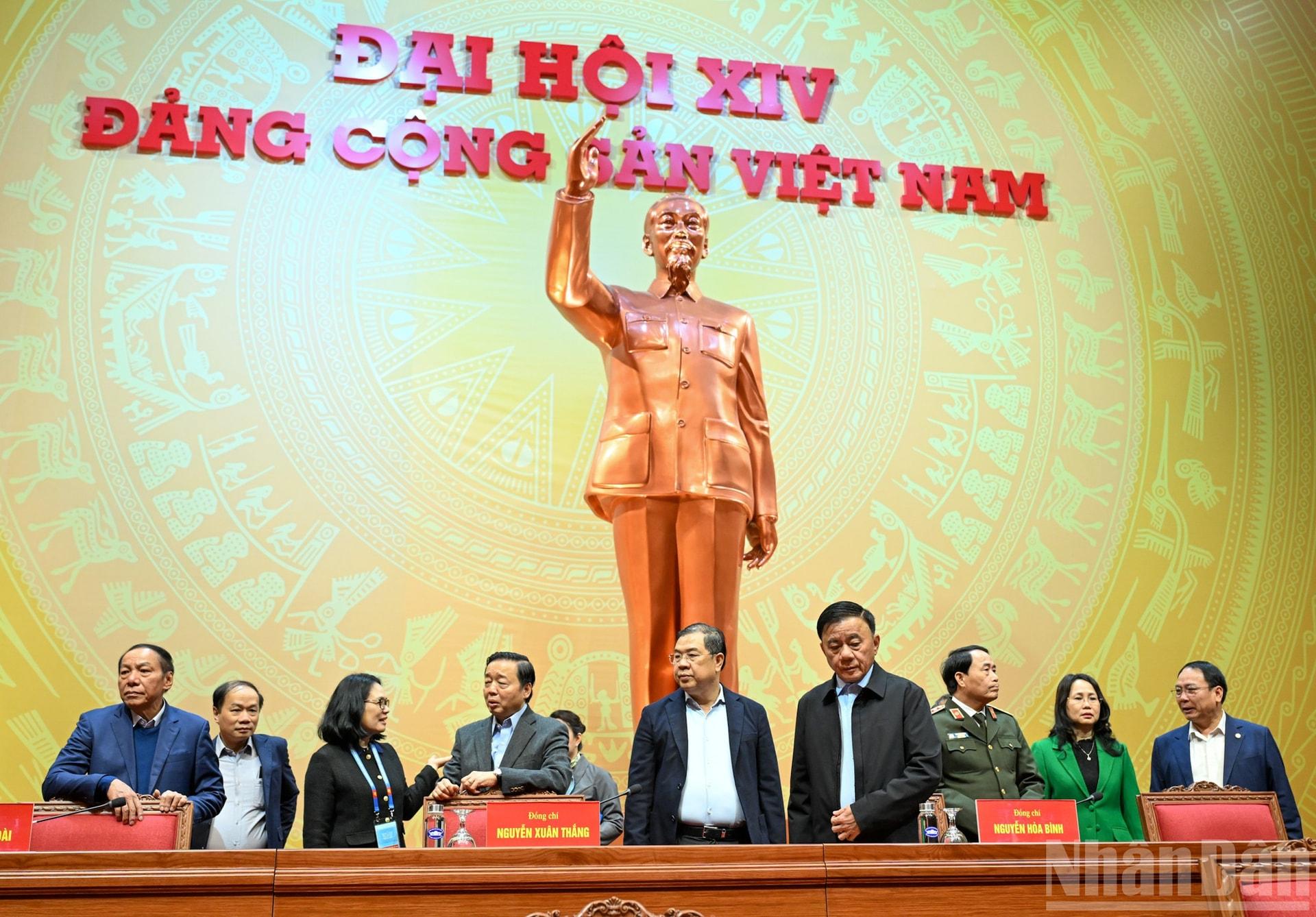 Thường trực Ban Bí thư Trần Cẩm Tú kiểm tra hội trường tổ chức Đại hội XIV của Đảng. (Ảnh: DUY LINH) ndo_br_bnd-3989.jpg