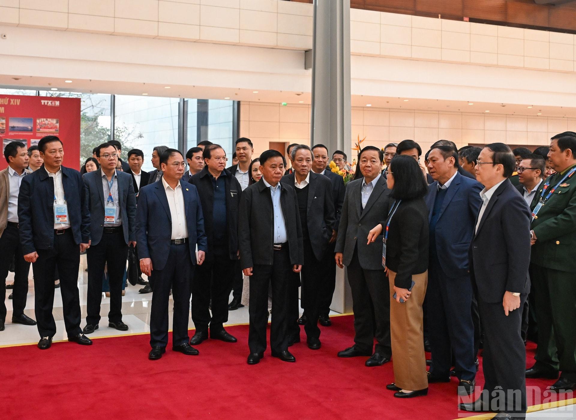 Thường trực Ban Bí thư Trần Cẩm Tú nghe các đơn vị báo cáo tại buổi sơ duyệt công tác tổ chức phục vụ Đại hội XIV của Đảng. (Ảnh: DUY LINH) ndo_br_bnd-3919.jpg