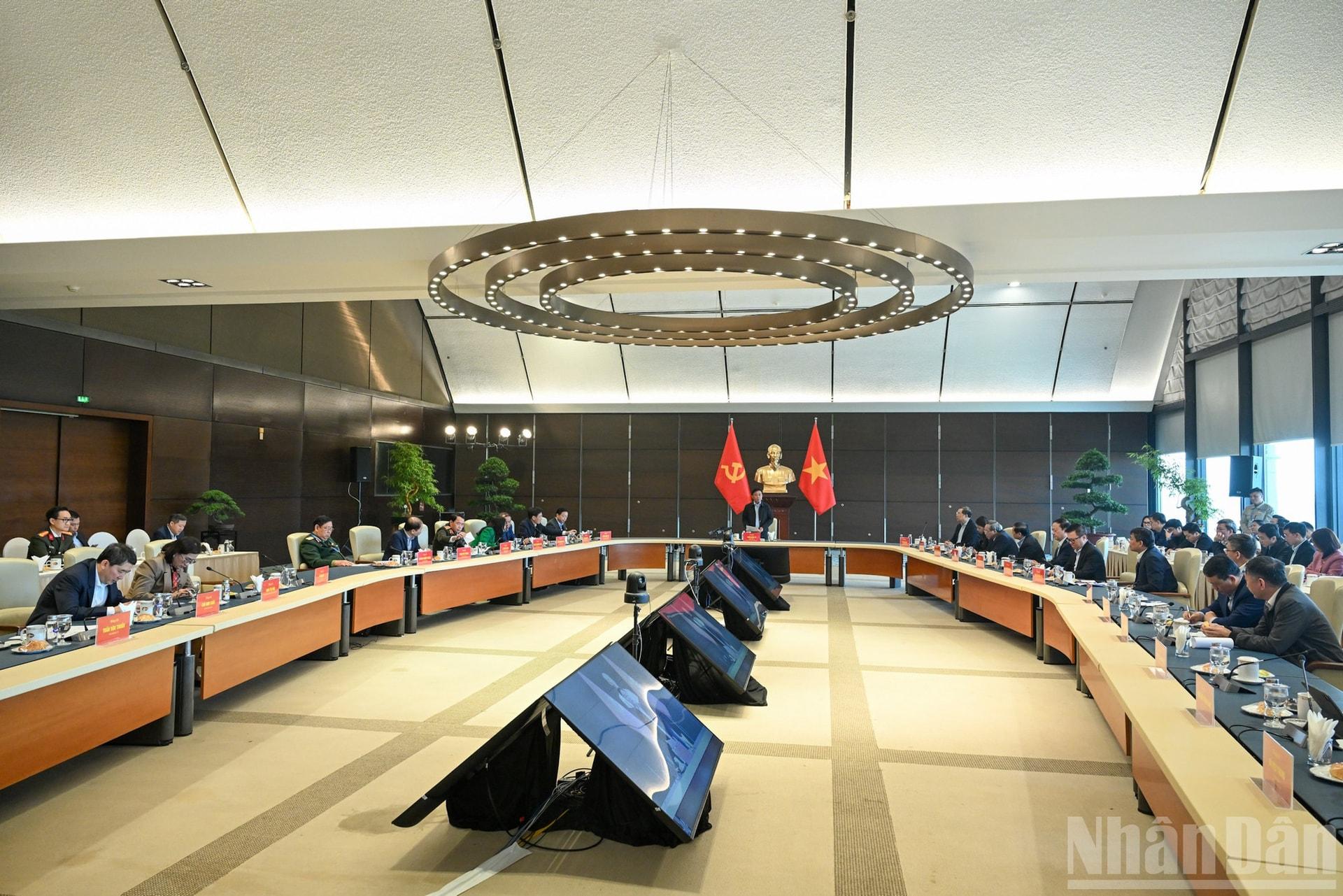 Thường trực Ban Bí thư Trần Cẩm Tú chủ trì làm việc với các cơ quan sau khi kết thúc buổi sơ duyệt. (Ảnh: DUY LINH) ndo_br_bnd-4125.jpg