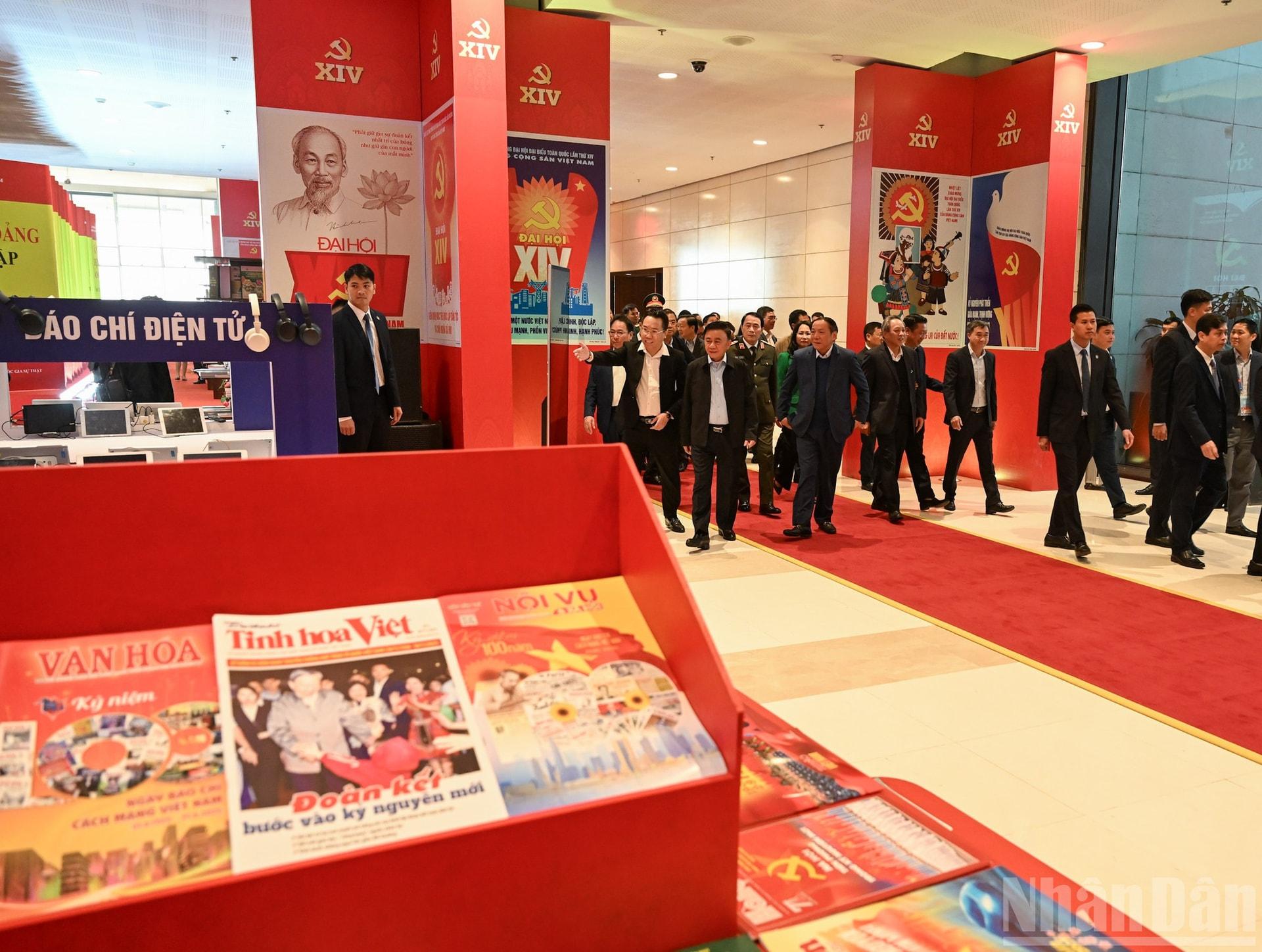 Thường trực Ban Bí thư Trần Cẩm Tú kiểm tra Khu trưng bày các ấn phẩm báo chí tại Đại hội. (Ảnh: DUY LINH) ndo_br_bnd-3939.jpg