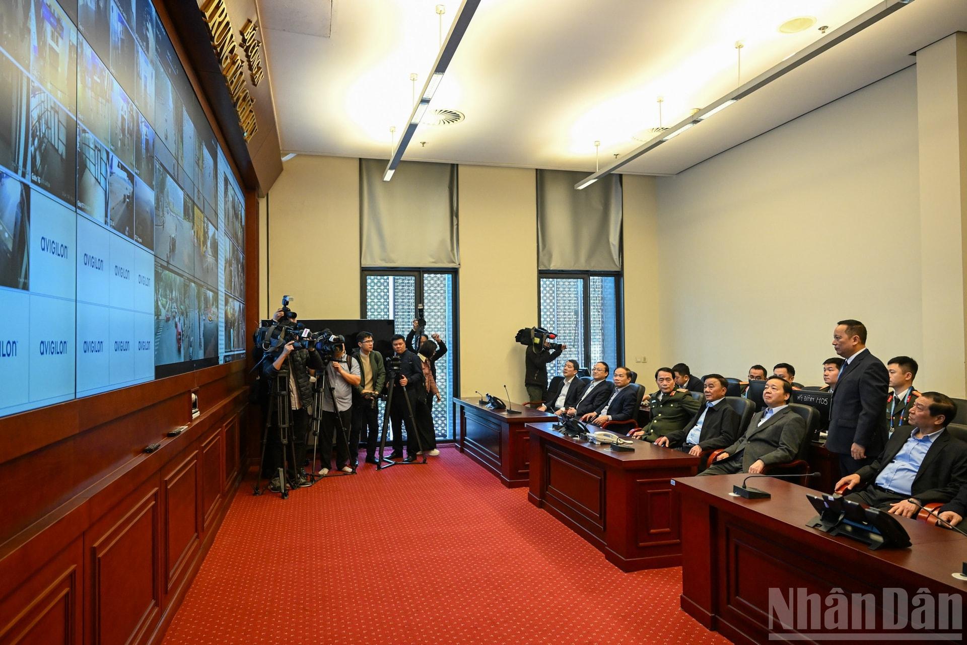 Thường trực Ban Bí thư Trần Cẩm Tú kiểm tra tại Trung tâm Chỉ huy (Bộ Công an). (Ảnh: DUY LINH) ndo_br_bnd-4047.jpg