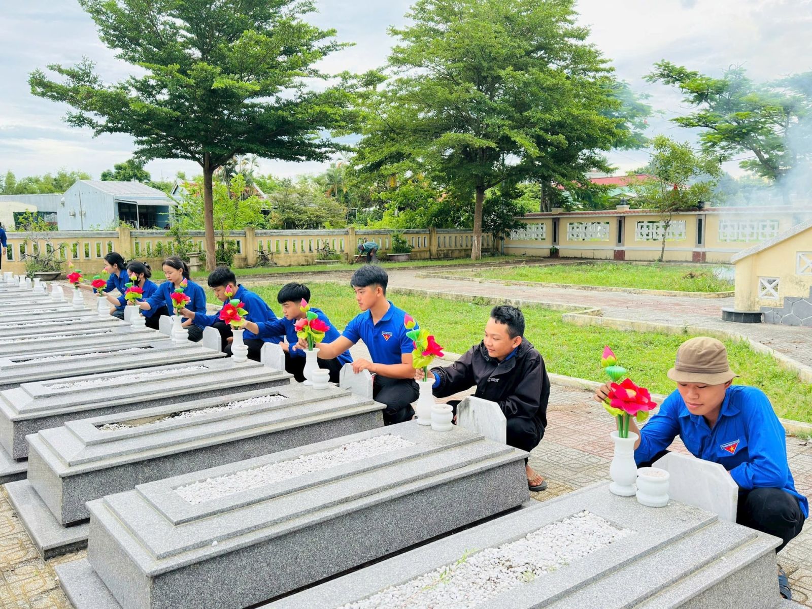 Đoàn viên, thanh niên phường Điện Bàn Đông tham gia chỉnh trang các phần mộ liệt sĩ tại nghĩa trang địa phương. Ảnh: X.HẬU