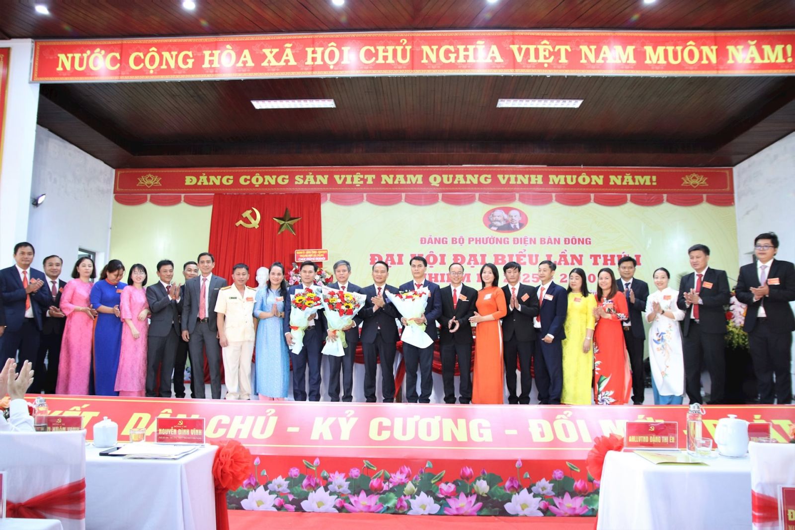 Phó Bí thư Thường trực Thành ủy Nguyễn Đình Vĩnh (thứ 12, phải qua) tặng hoa, chúc mừng Ban Chấp hành Đảng bộ phường Điện Bàn Đông ra mắt tại đại hội. Ảnh: TRỌNG HUY