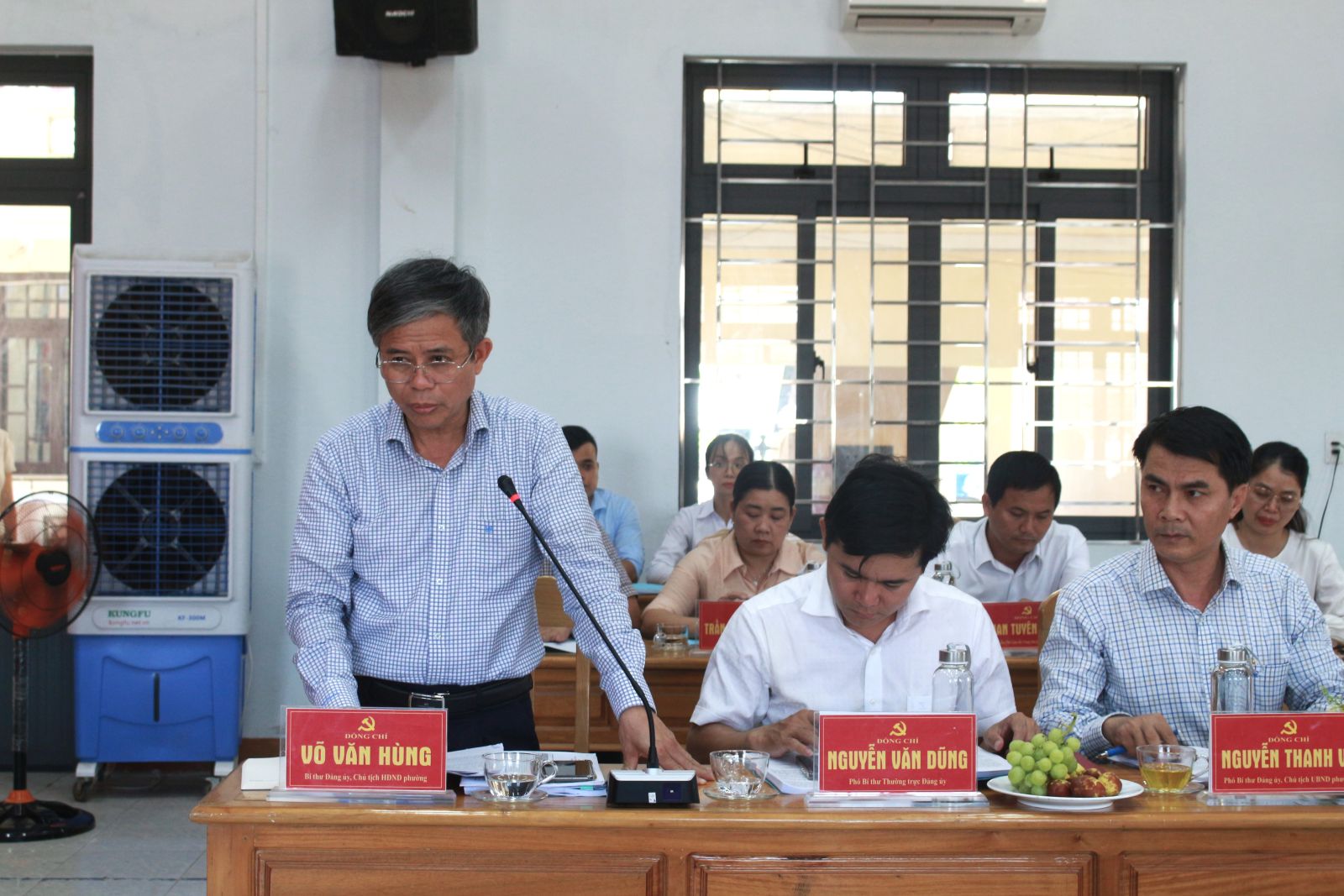 Ông Võ Văn Hùng – Bí thư Đảng ủy, Chủ tịch HĐND phường Điện Bàn Đông báo cáo tại buổi làm việc