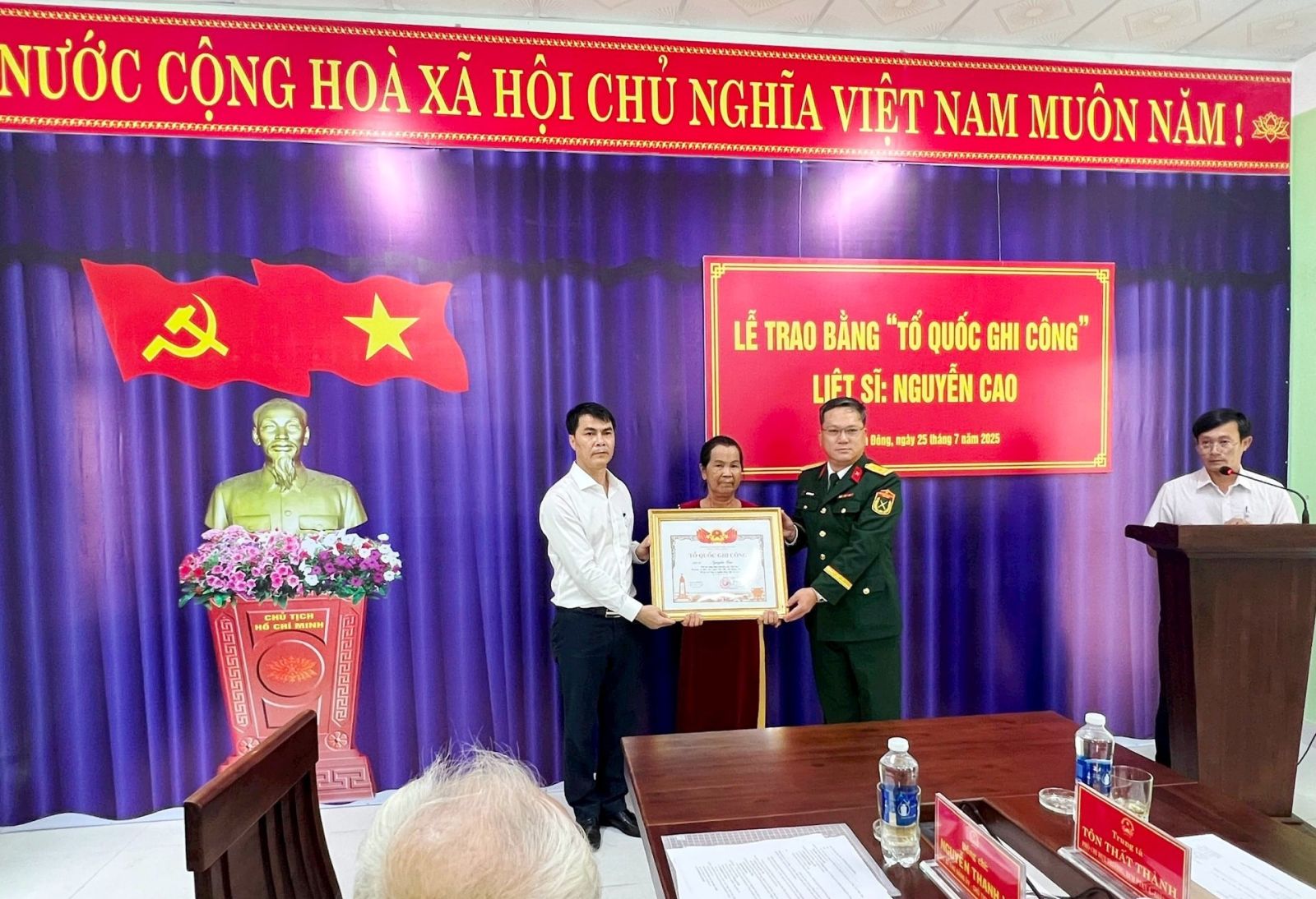 Lãnh đạo UBND phường Điện Bàn Đông và Ban Chỉ huy phòng thủ khu vực 5 - Điện Bàn trao Bằng “Tổ quốc ghi công” cho thân nhân liệt sĩ Nguyễn Cao. Ảnh: Q.T