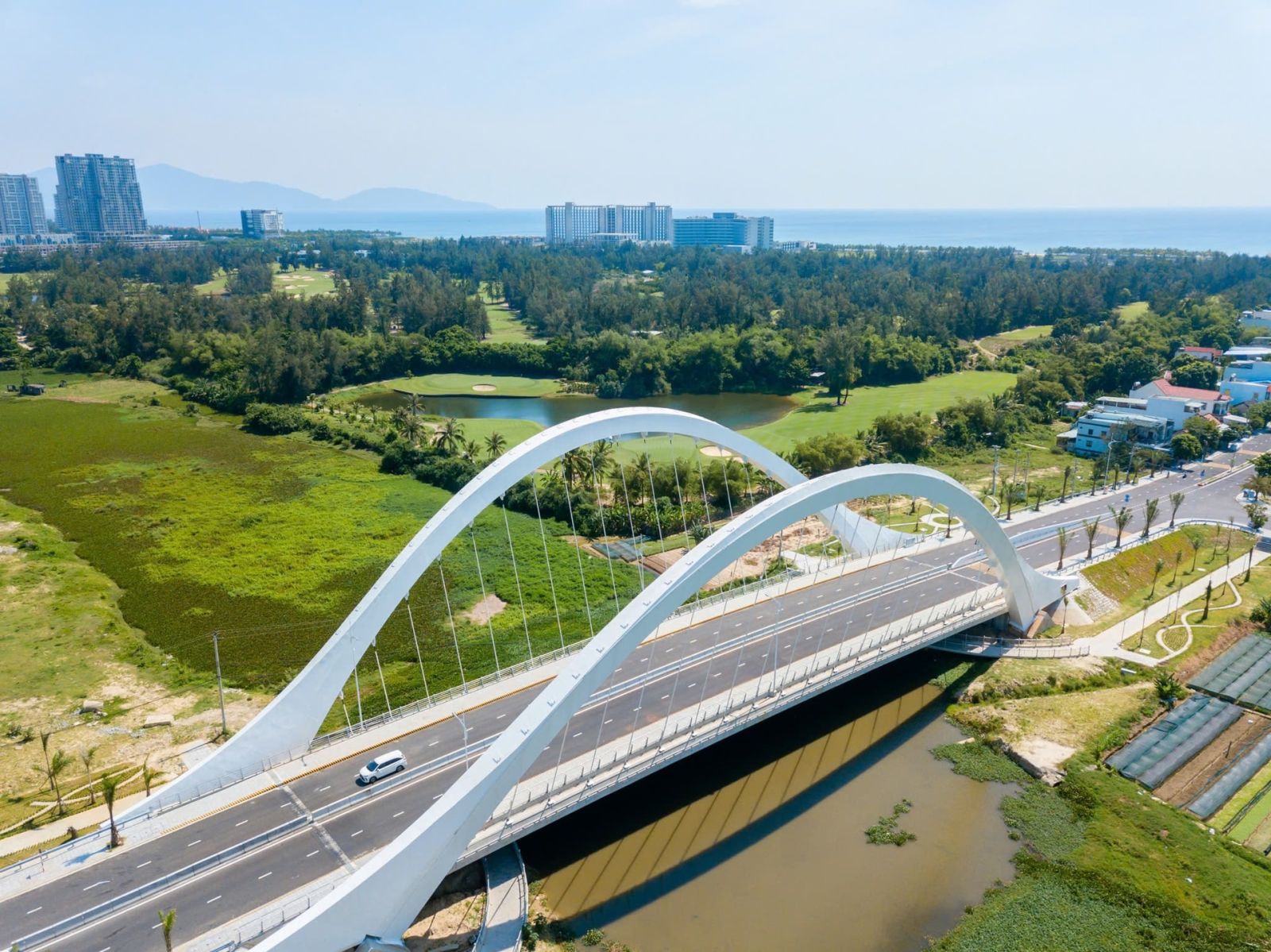 Cầu thôn 3 nằm bên dòng sông Cổ Cò, mở lối giao thông để hồi sinh dòng Cổ Cò. Ảnh: ĐBĐ cung cấp